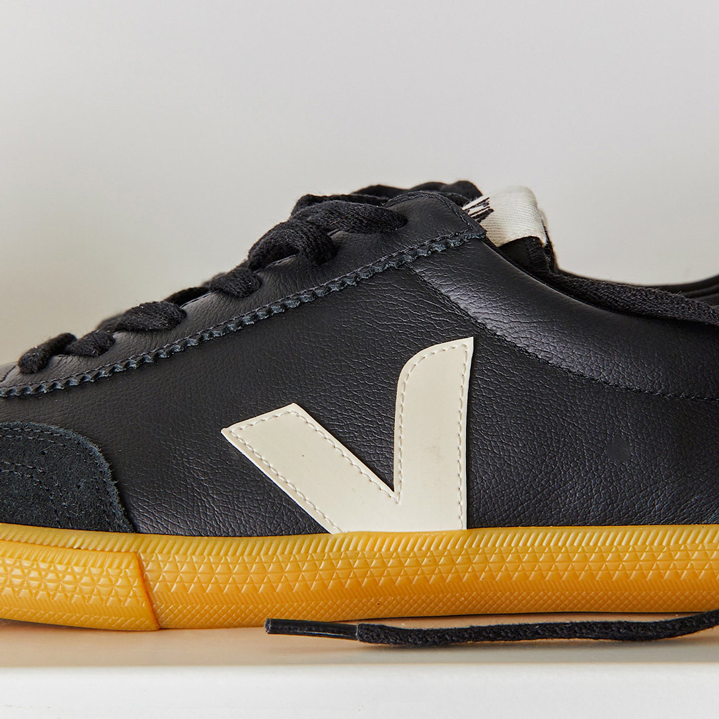 VOLLEY LEATHER BLACK PIERRE - VEJA ONLINE