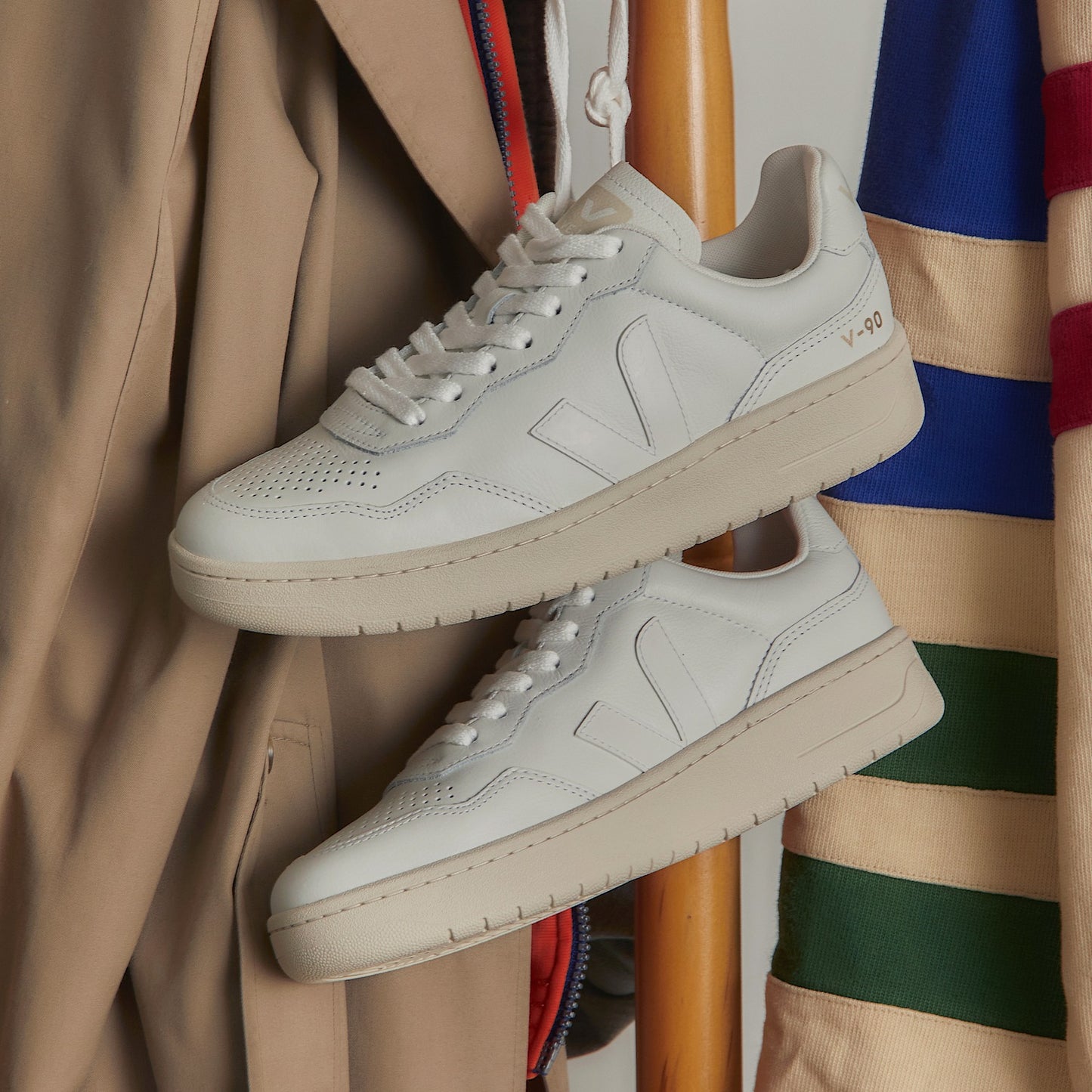 V-90 LEATHER WHITE - VEJA SALE