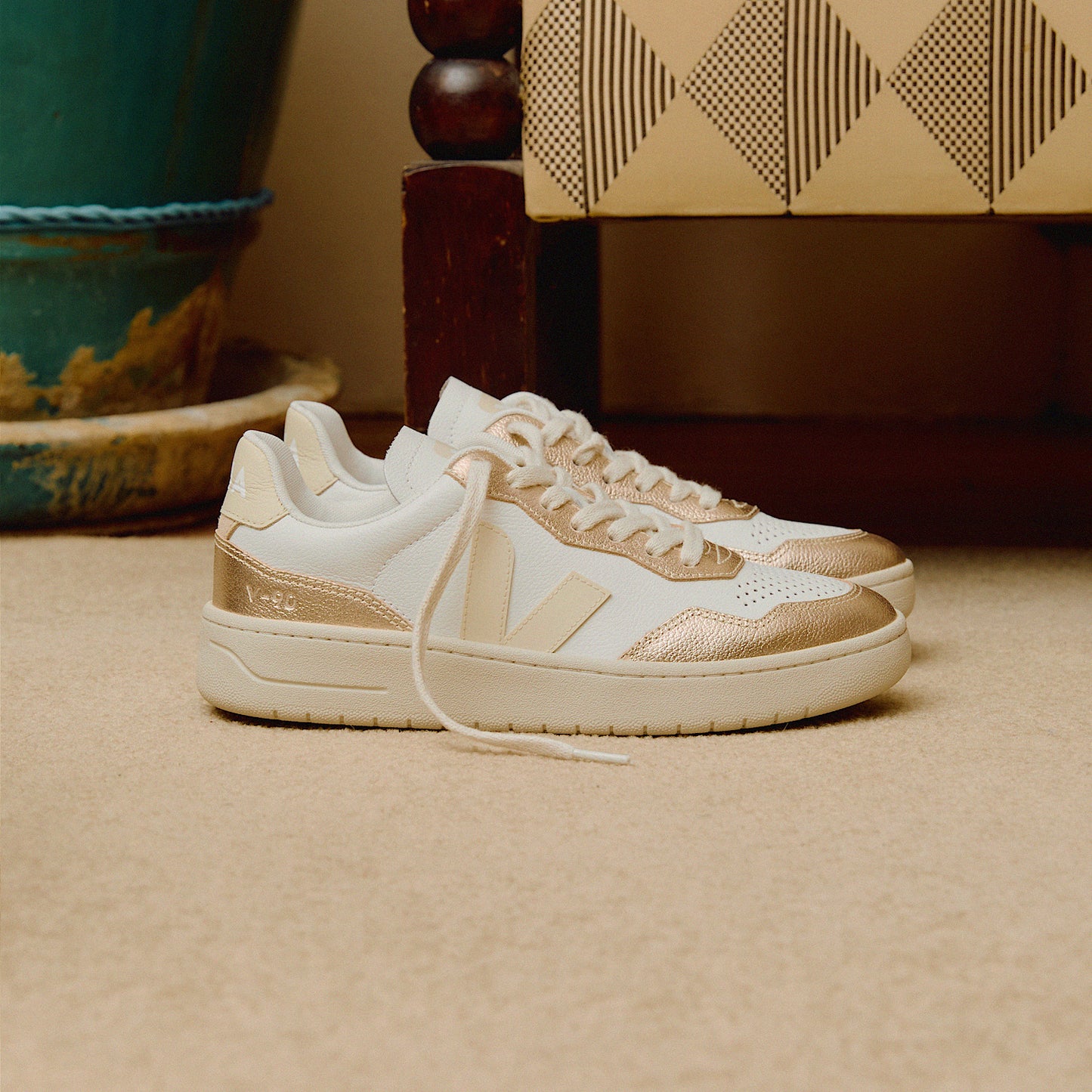 V-90 LEATHER WHITE CALCAIRE PLATINE - VEJA SALE
