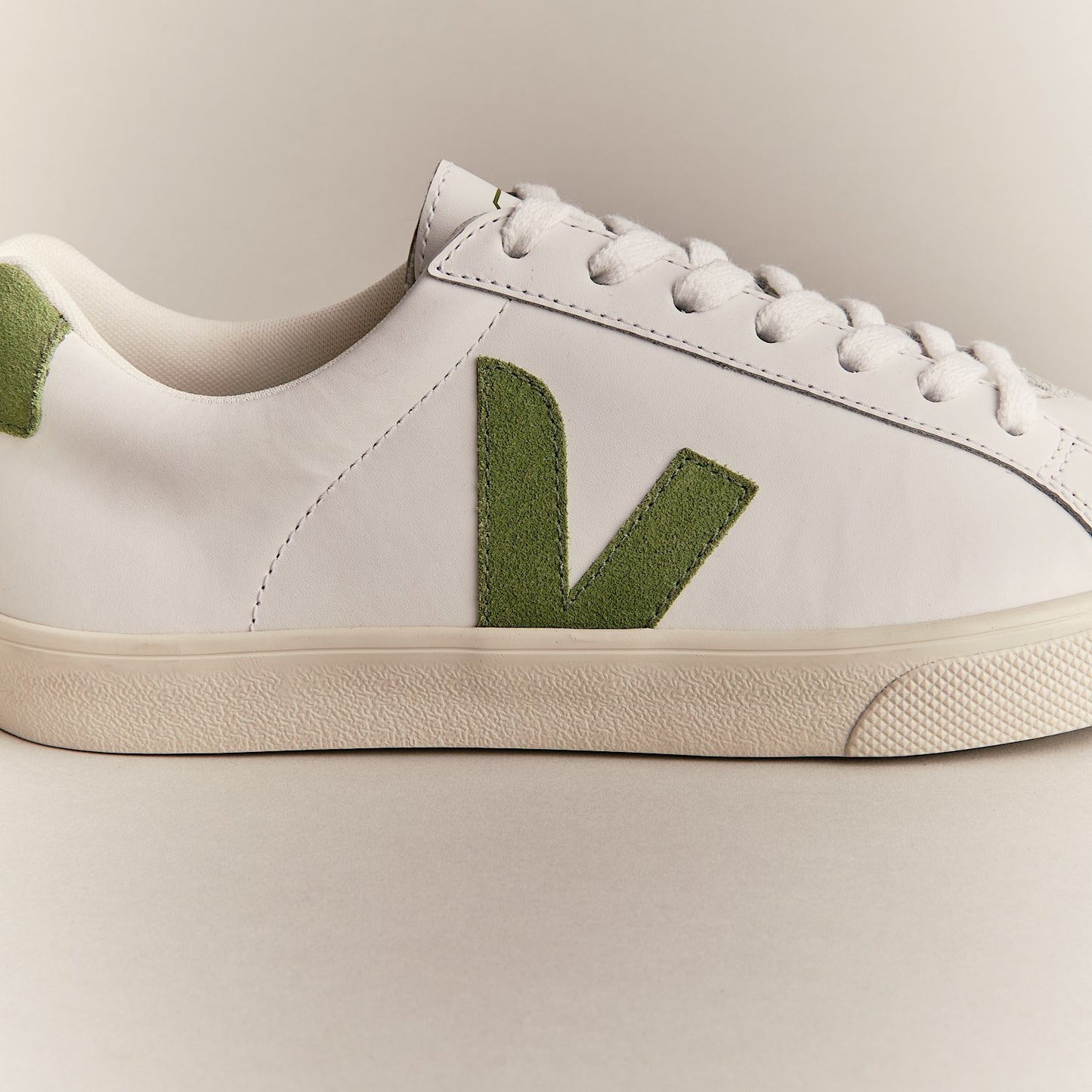 ESPLAR LEATHER WHITE KIWI - VEJA ONLINE
