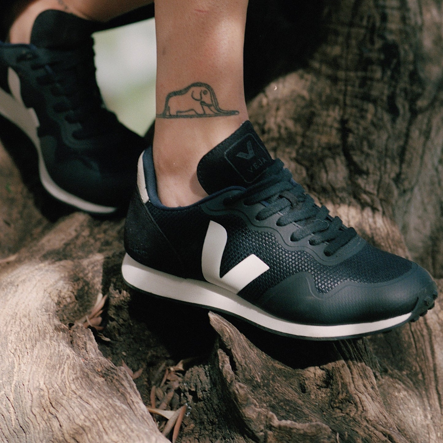 SDU B-MESH BLACK WHITE - VEJA DISCOUNT
