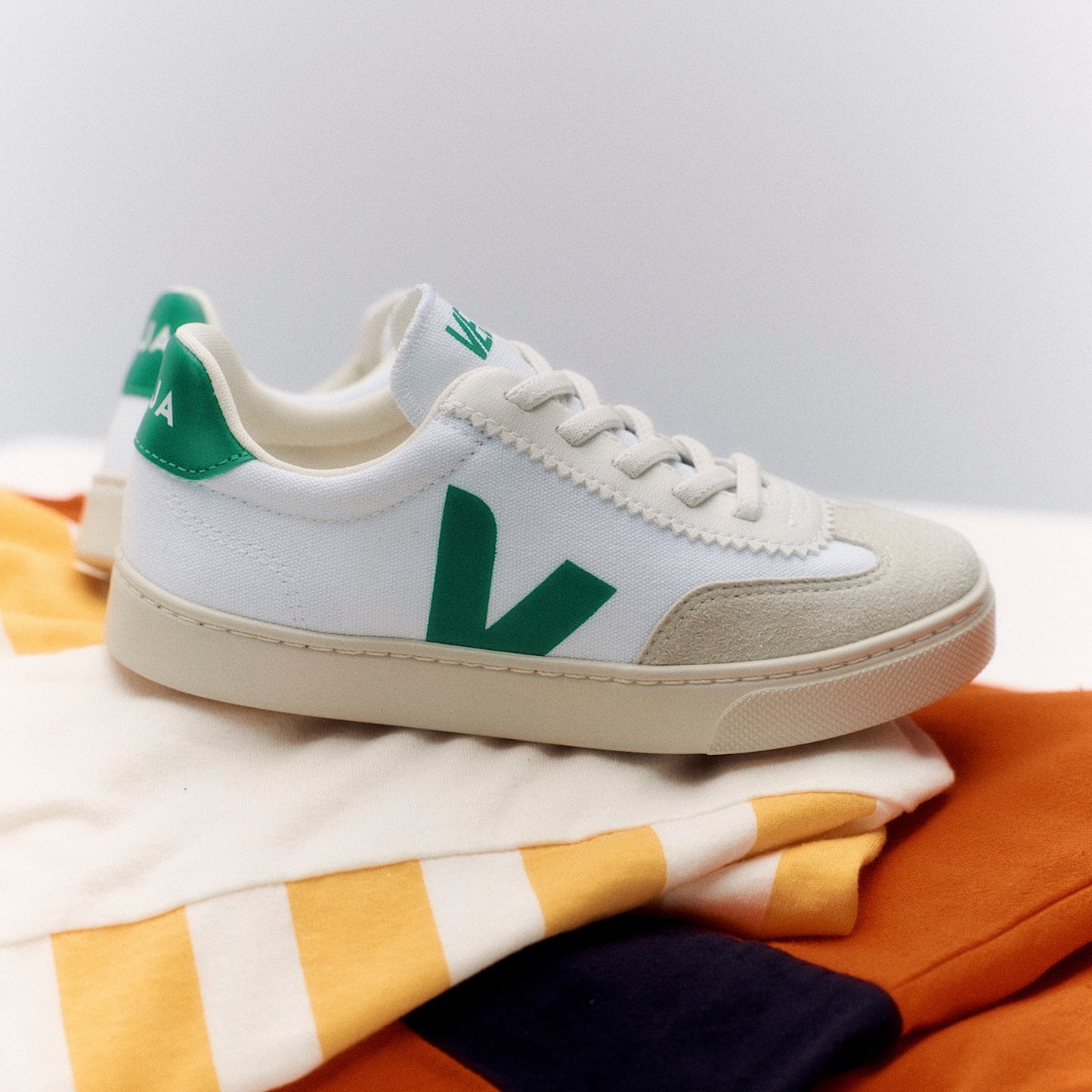 VOLLEY ELASTIC LACES CANVAS WHITE EMERAUDE - VEJA FOR SALE