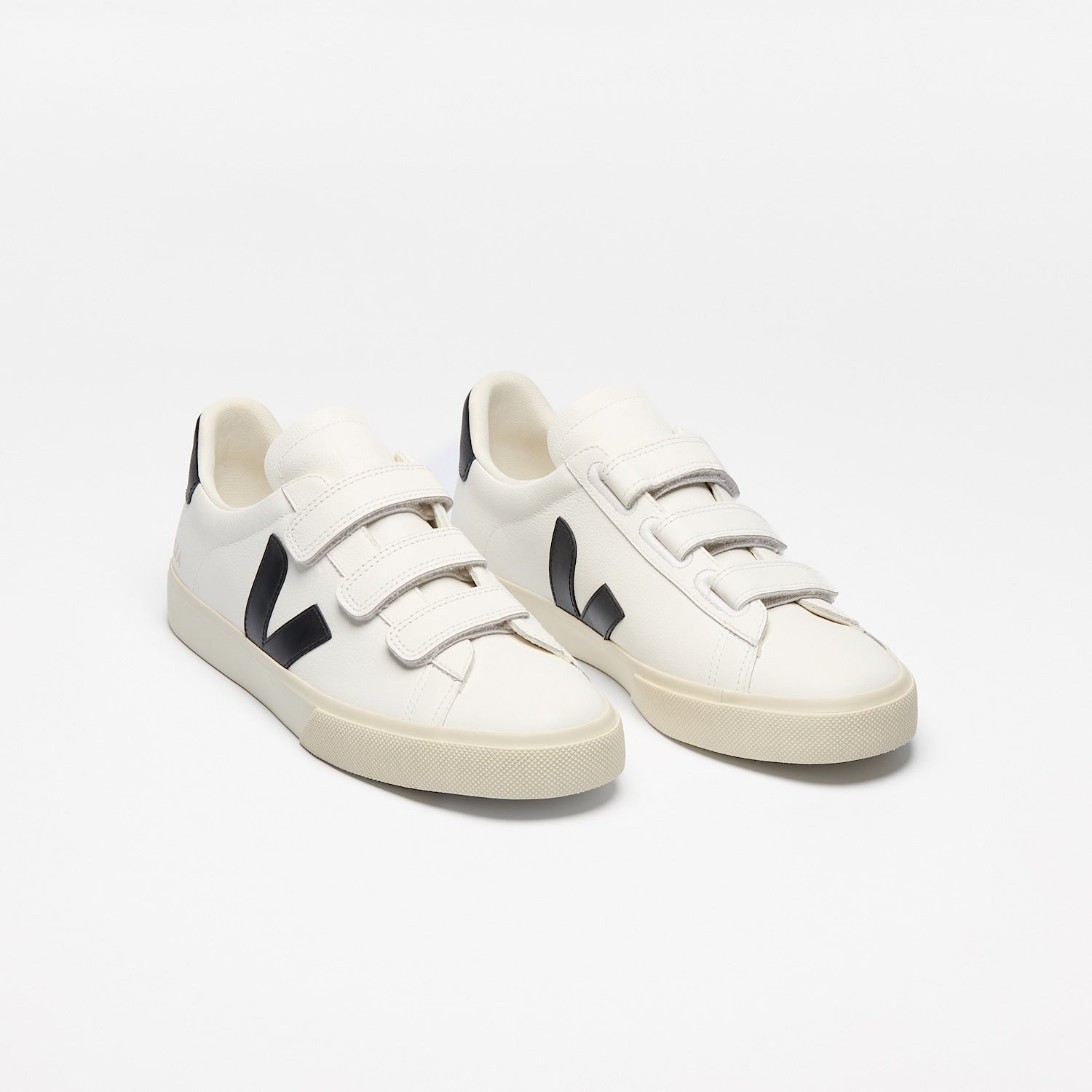 RECIFE LEATHER WHITE BLACK - VEJA NEAR ME
