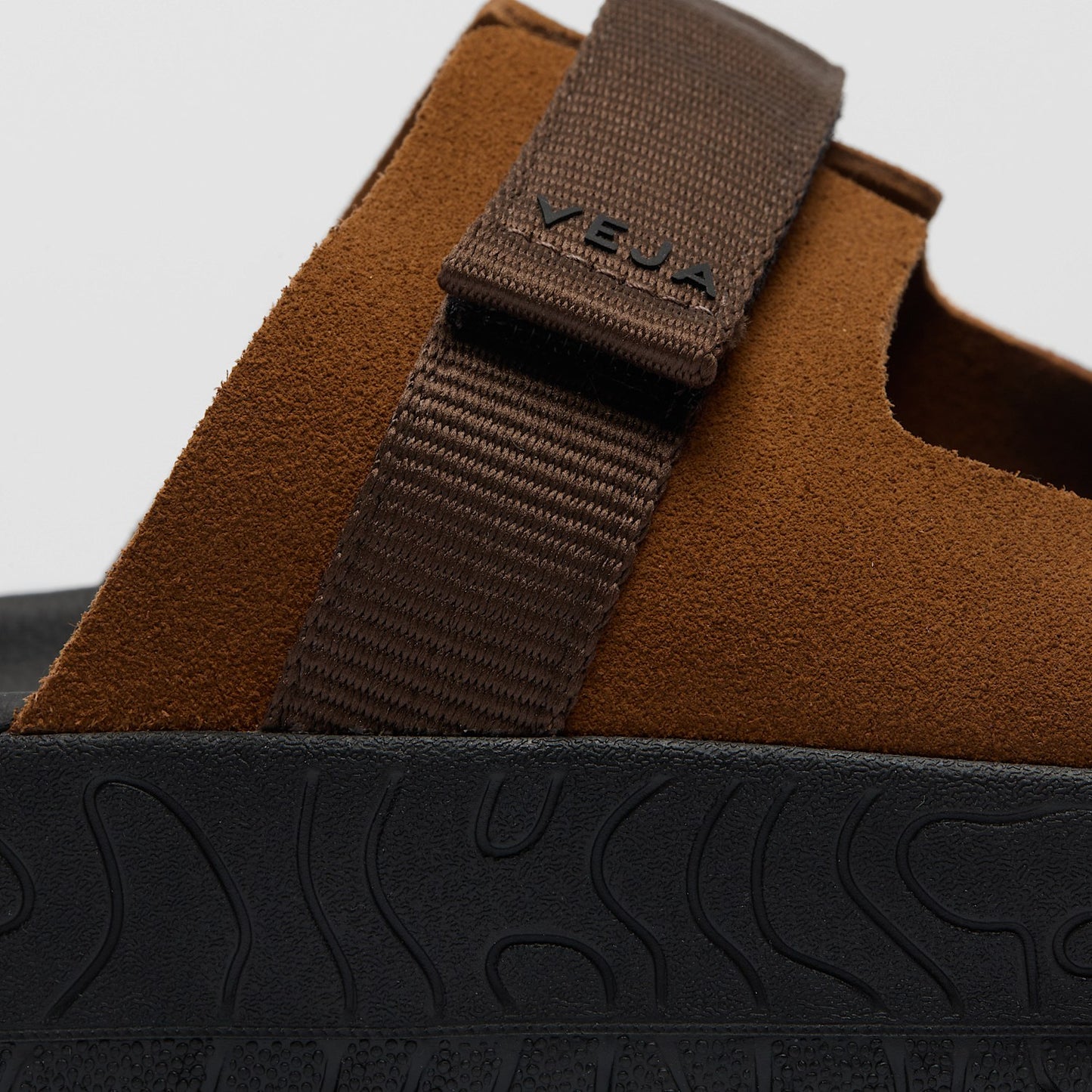 ARPOADOR SUEDE COGNAC EAGLE BLACK - VEJA ONLINE