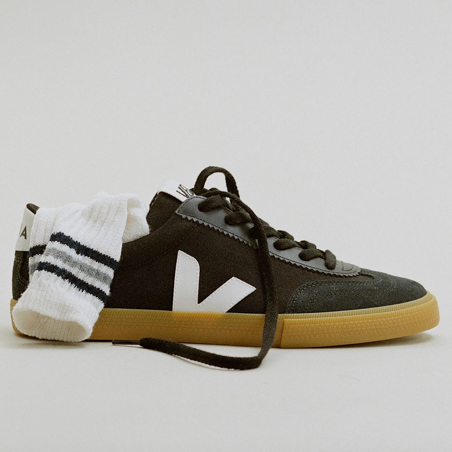 VOLLEY CANVAS BLACK WHITE NATURAL - VEJA NEAR ME