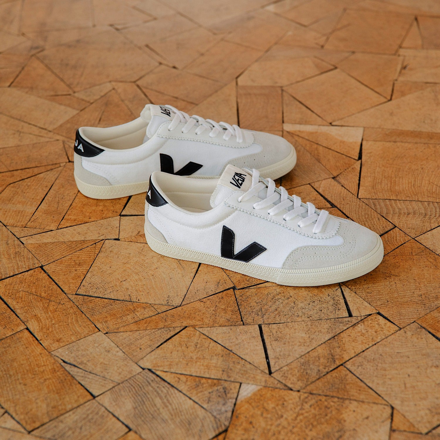 VOLLEY CANVAS WHITE BLACK - VEJA ON SALE