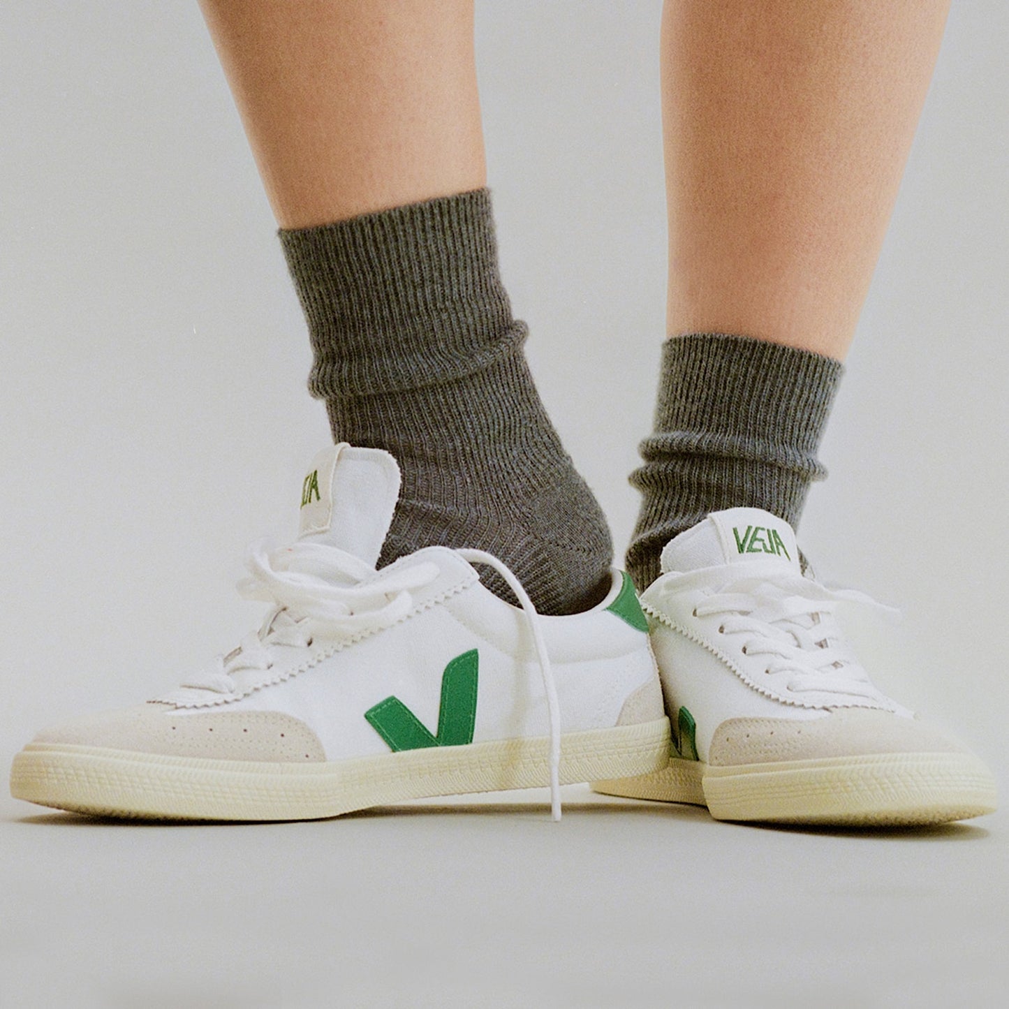 VOLLEY CANVAS WHITE EMERAUDE - VEJA US