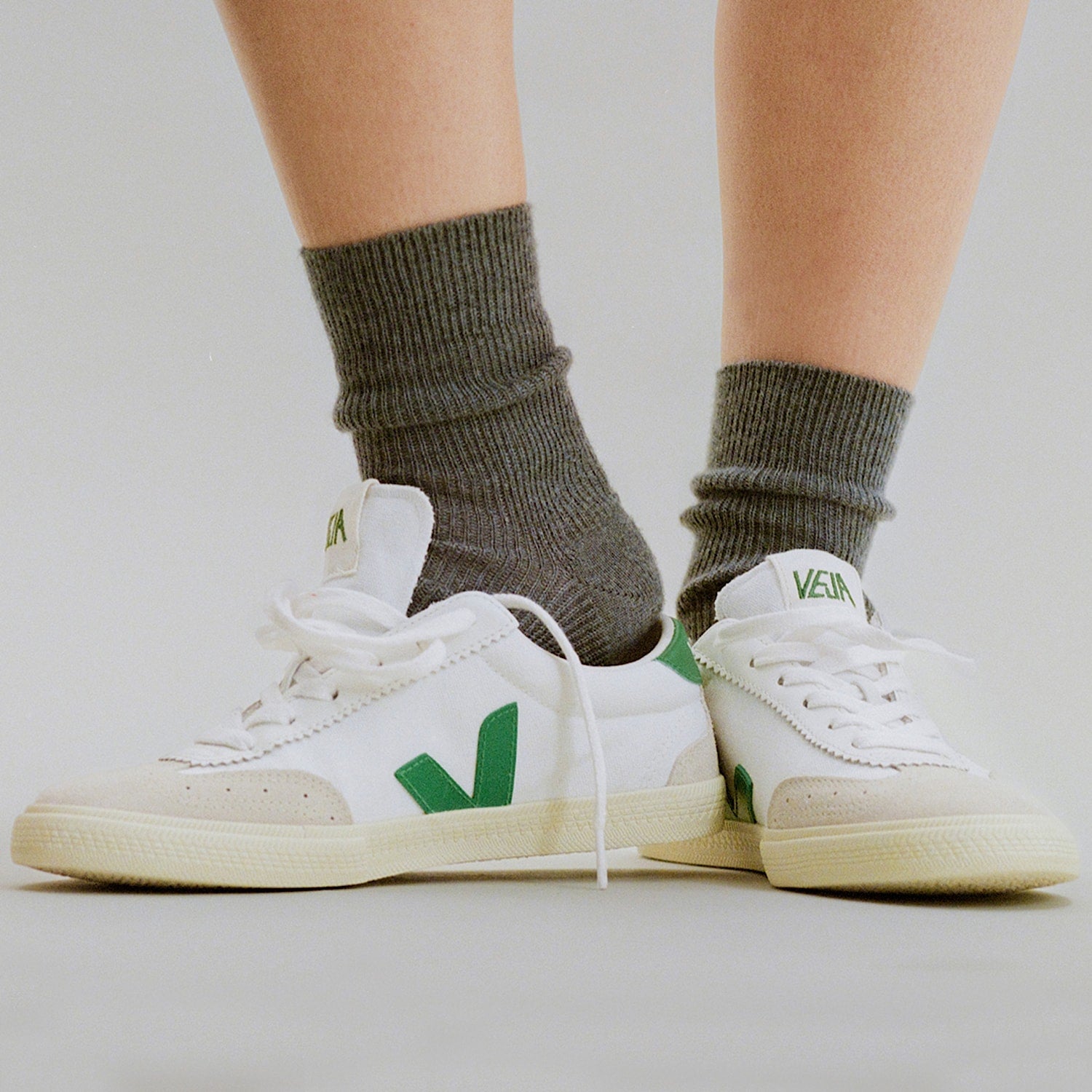 VOLLEY CANVAS WHITE EMERAUDE - VEJA US