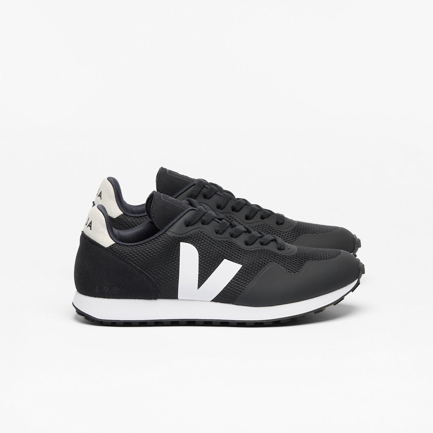 SDU B-MESH BLACK WHITE - VEJA DISCOUNT