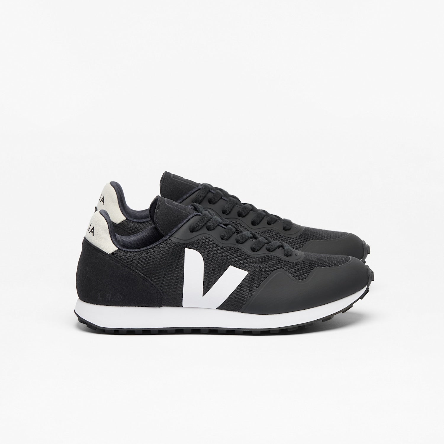 SDU B-MESH BLACK WHITE - VEJA DISCOUNT