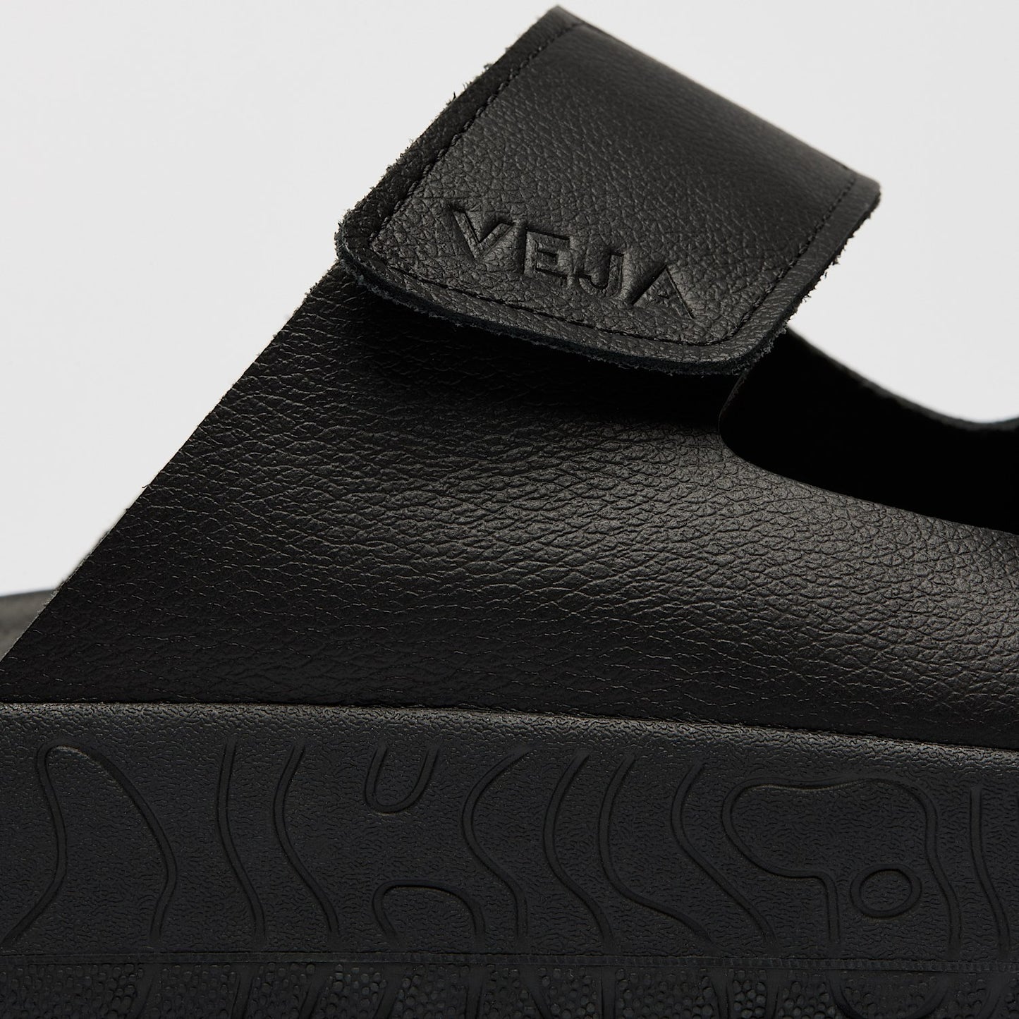 ETNA LEATHER FULL BLACK - VEJA NEAR ME