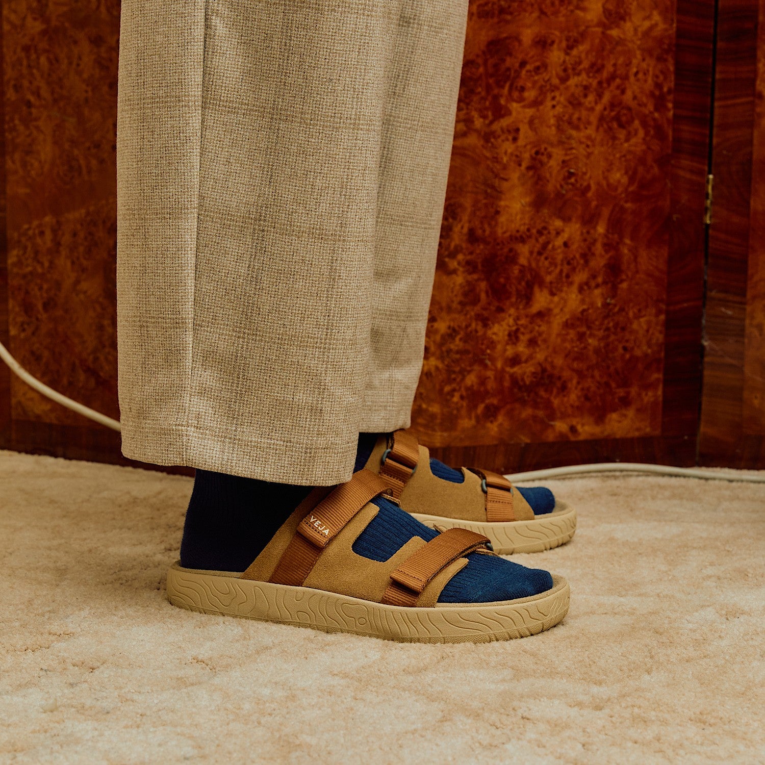 ARPOADOR SUEDE TENT COGNAC - VEJA DISCOUNT